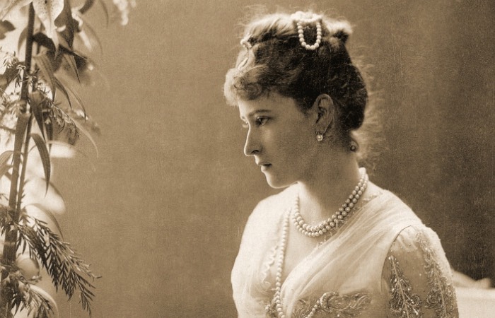 Передавала любовные письма царя и воспитывала сирот: Почему считали «белым» брак сестры императрицы, а её саму - святой