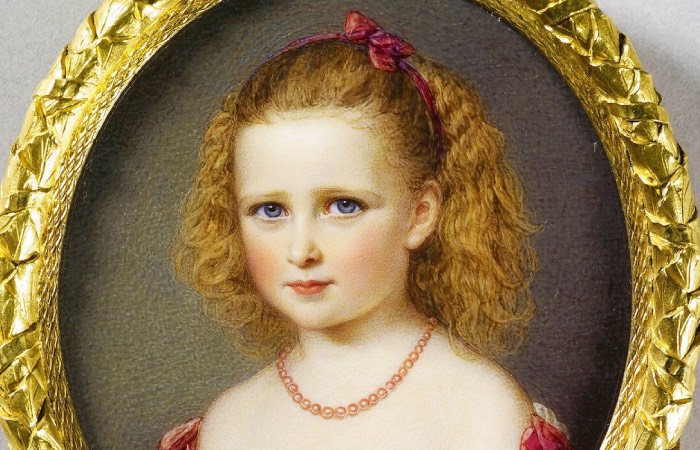 Малышка Элла воспитывалась в строгости.