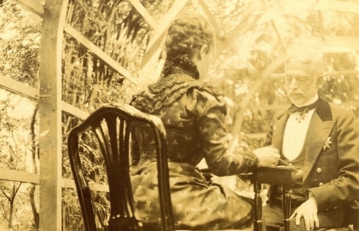 Хорошее общение приняли за роман.