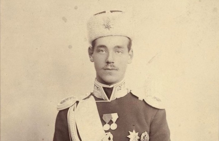 Он рано стал престолонаследником. Он рано стал престолонаследником.