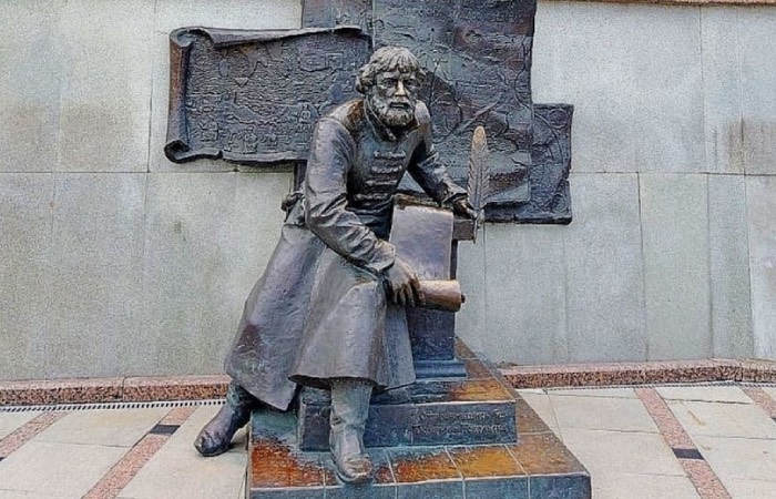 Памятник Семену Ремезову в Тюмени.