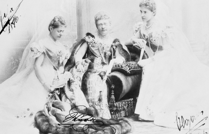 Вера Константиновна с любимыми дочерьми.