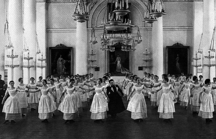 Выпускница Смольного института оставила ребенка на произвол судьбы.