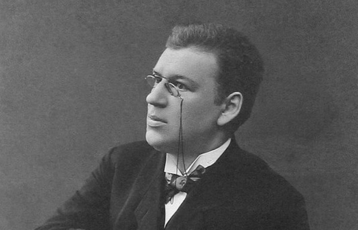 Влас Дорошевич воспитывался приемными родителями.