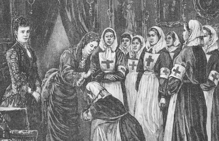 Мария Александровна с принцессой Дагмар провожают сестер милосердия на войну. Мария Александровна с принцессой Дагмар провожают сестер милосердия на войну.