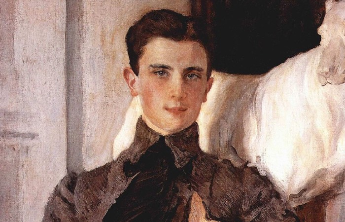 Он выступал в кабаре в женском платье.