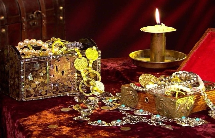 Короли дарили своим женам сундуки с золотом. Короли дарили своим женам сундуки с золотом.