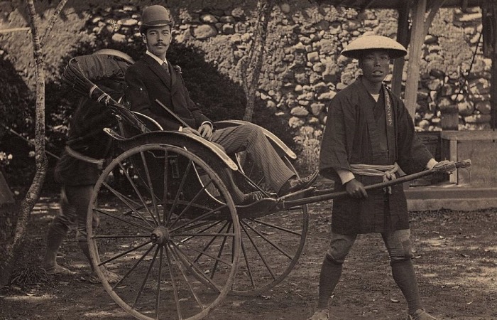 Николай повторяет за Георгом и тоже набивает дракона. Николай повторяет за Георгом и тоже набивает дракона.