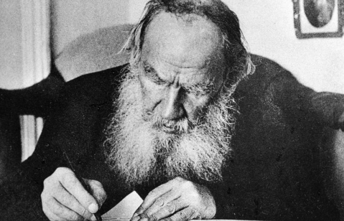 Толстого обвиняли в лицемерии из-за отношения к крепостным.