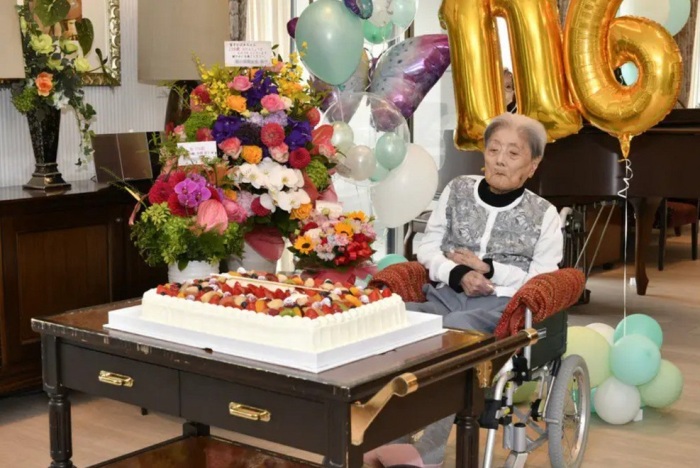 Бабушка Томико на своём 116-летии. /Фото: gerontology.fandom.com