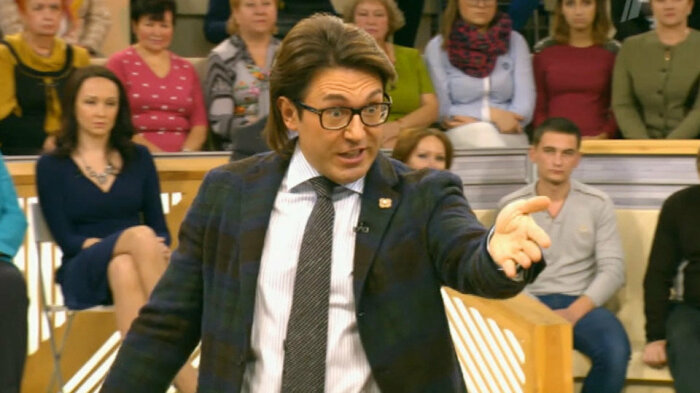 Андрея Малахова называют "главным сплетником страны". Андрея Малахова называют "главным сплетником страны".