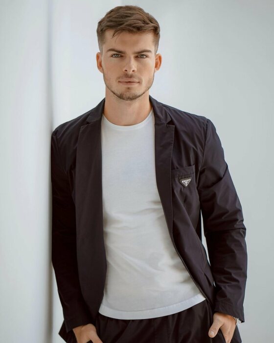 Филипп решил стать бизнесменом. Филипп решил стать бизнесменом.