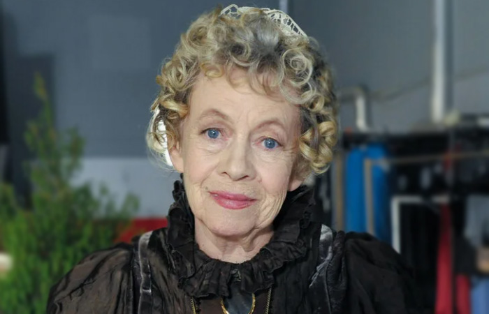 Её называли весёлой старушкой, а она тихо умирала от боли: Как актриса Назарова стала мамой для внучки, и как сирота живёт в свой 16