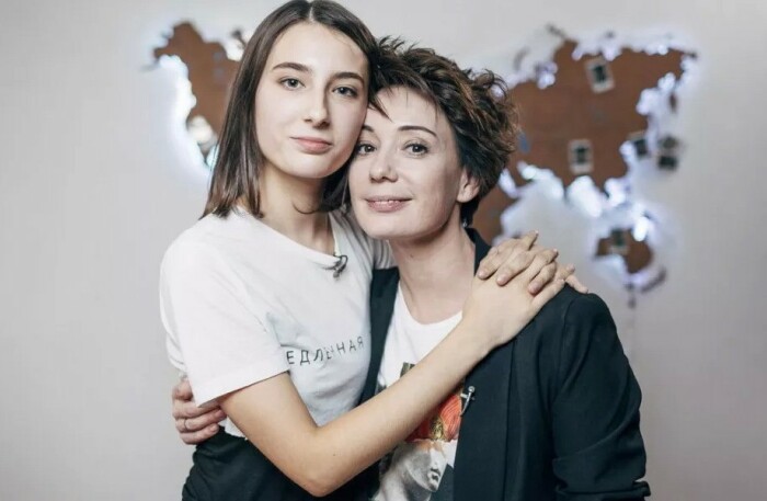 Ася - неродная дочь Чулпан Хаматовой.