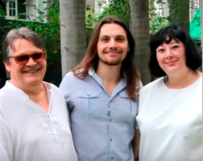 Павел с сыном и женой.