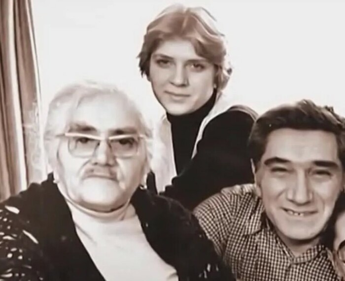 Армен Джигарханян с мамой и дочкой. 