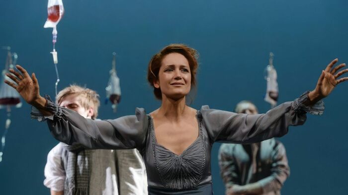 Викторию Исакову уволил из театра Олег Табаков. 