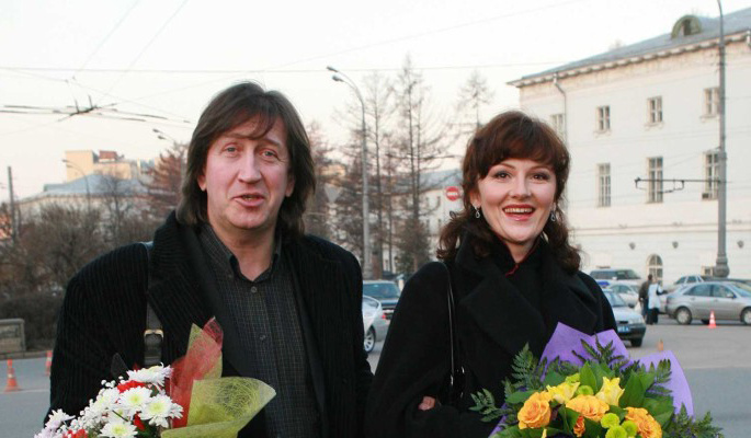 Марина Есипенко увела Олега Митяева из семьи. Марина Есипенко увела Олега Митяева из семьи.