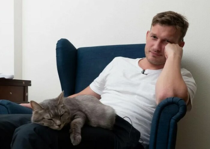 Пётр Рыков со своей кошкой Гертрудой. Пётр Рыков со своей кошкой Гертрудой.