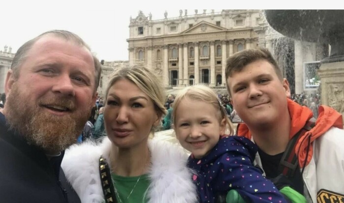 Константин Ивлев с первой женой и детьми. Константин Ивлев с первой женой и детьми.