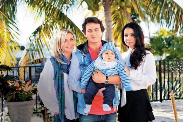 Татьяна Овсиенко с приемным сыном и его семьей