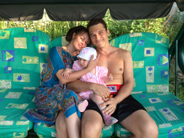 Наталья Громушкина с Ильей Оболонковым и дочкой.