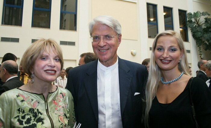 Людмила Максакова с дочкой и вторым мужем. Людмила Максакова с дочкой и вторым мужем.