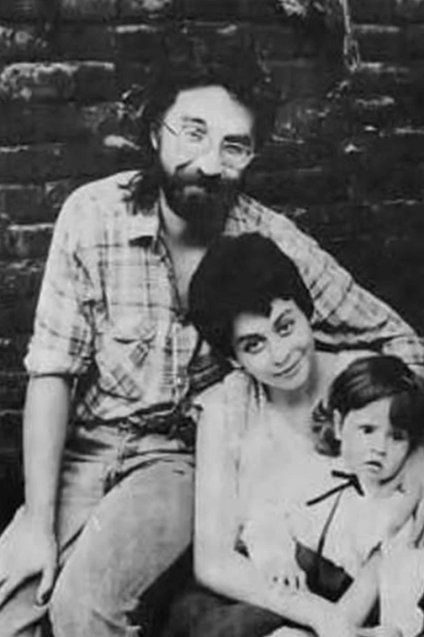 Юрий Шевчук с Эльмирой Бикбовой и сыном Петей. / Фото: yaplakal.com