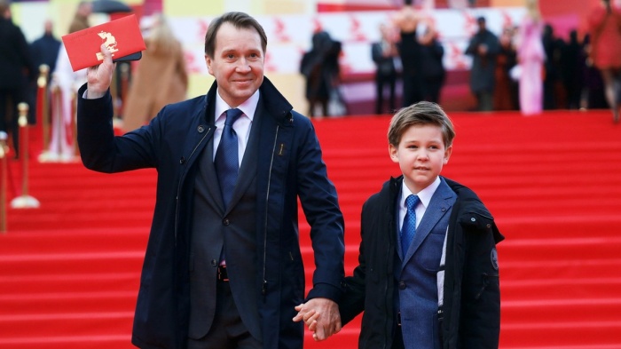 Евгений Миронов с сыном Петром. Евгений Миронов с сыном Петром.