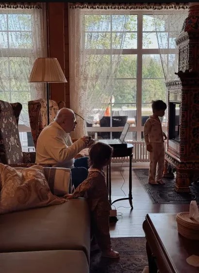 Евгений Петросян с детьми у камина. Евгений Петросян с детьми у камина.