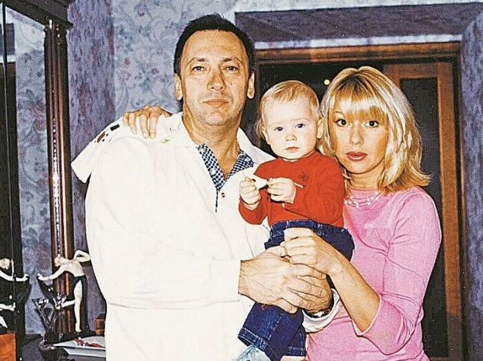 Алёна Апина с мужем и дочерью. Алёна Апина с мужем и дочерью.