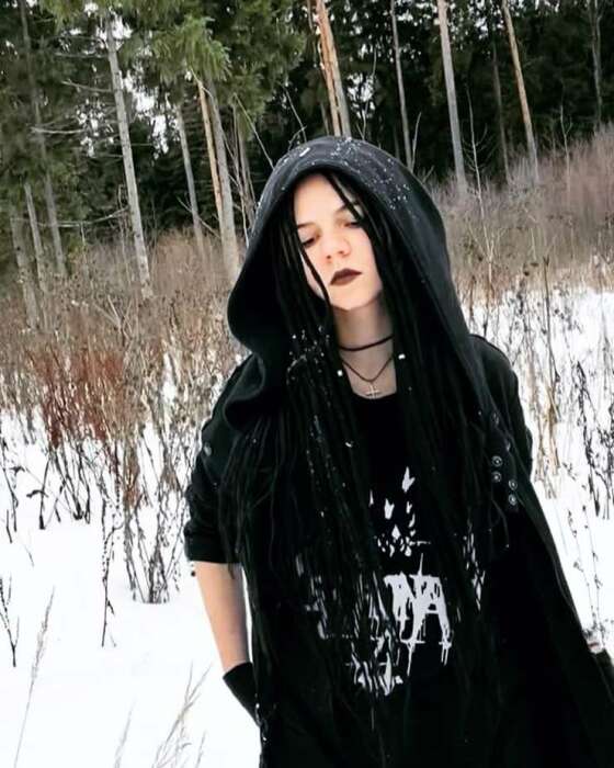 Лиза Павлиашвили носит дреды. 