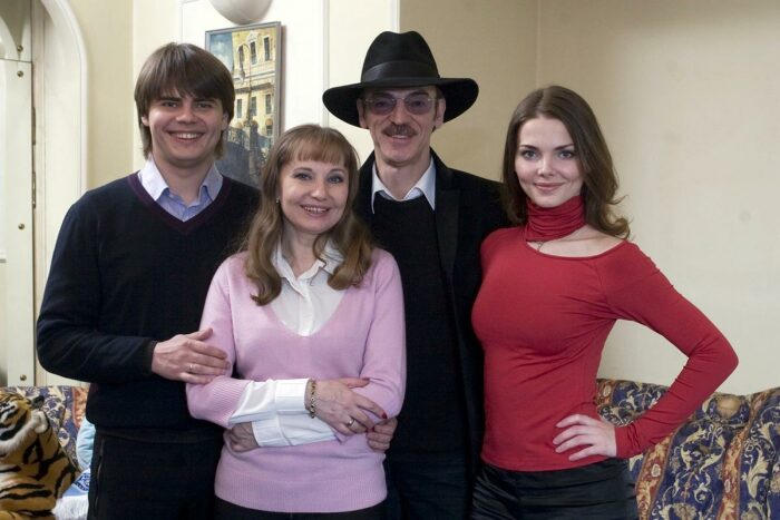 Елизавета Боярская младше своего брата Сергея на 5 лет. Елизавета Боярская младше своего брата Сергея на 5 лет.