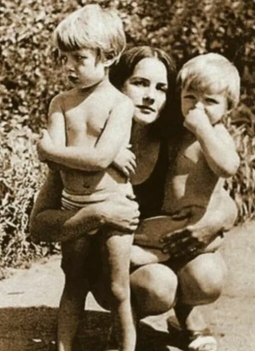 Татьяна Епифанцева с сыновьями. Татьяна Епифанцева с сыновьями.