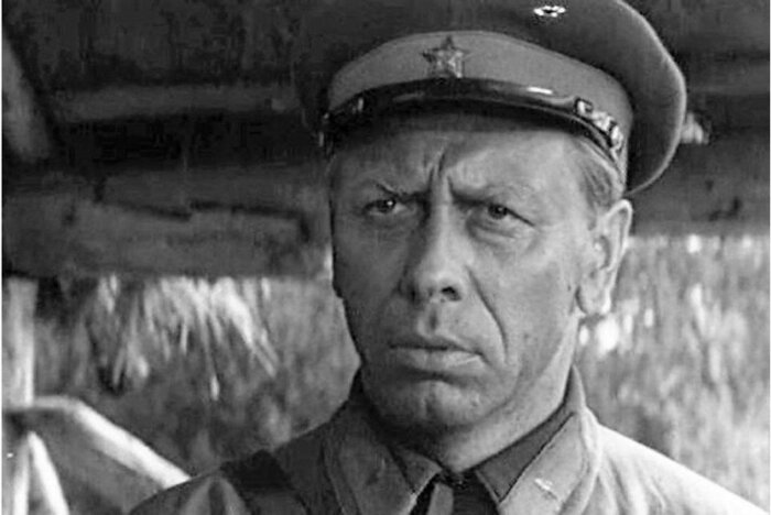 Анатолий Папанов в военном фильме «Живые и мёртвые». Анатолий Папанов в военном фильме «Живые и мёртвые».