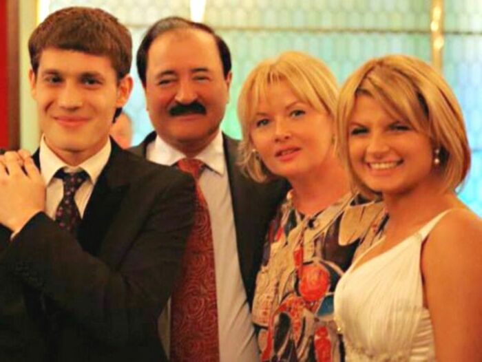 Тамара Акулова и режиссёр Эльёр Ишмухамедов с детьми. / Фото: shkarec.ru