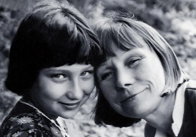 Елизавета Никищихина с дочкой Катей. Елизавета Никищихина с дочкой Катей.