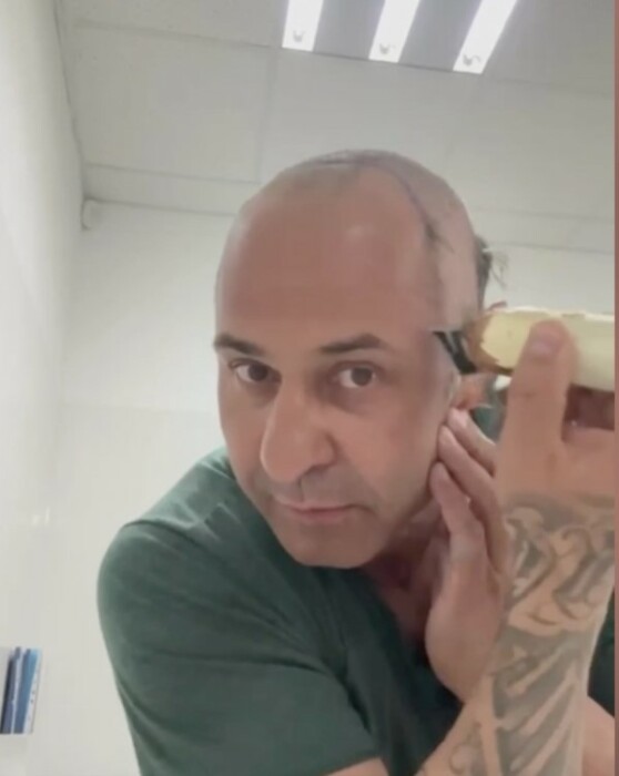 Стас Костюшкин побрился наслысо. Стас Костюшкин побрился наслысо.