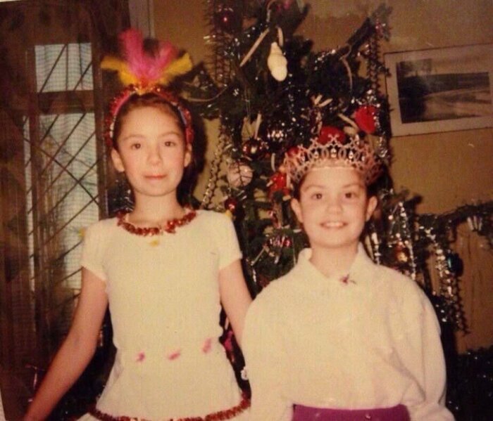 Агаты Муцениеце со старшей сестрой Сантой. Агаты Муцениеце со старшей сестрой Сантой.