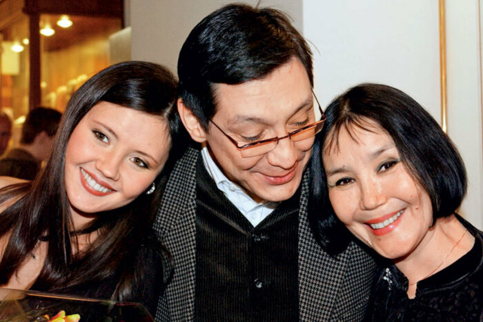 Наталья Аринбасарова с сыном и дочкой. 