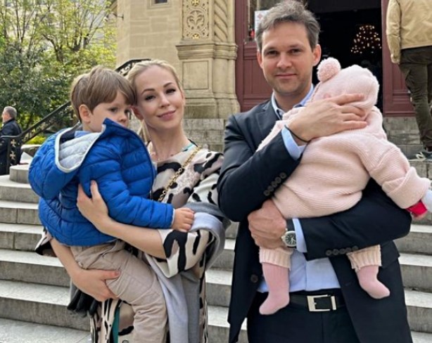 Ирина Медведева с мужем и детьми. Ирина Медведева с мужем и детьми.