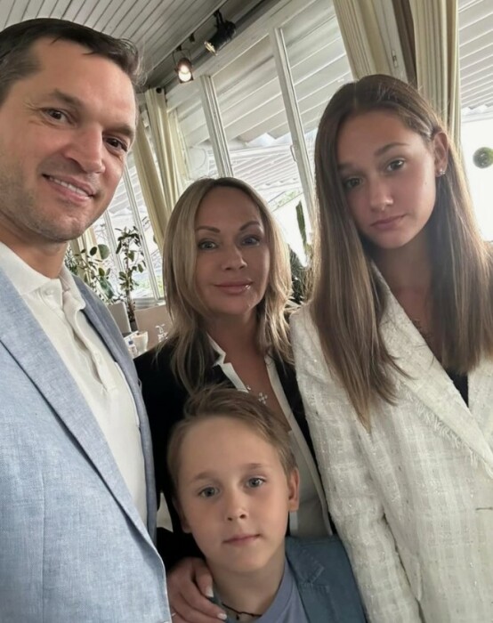 Мария Бутырская с мужем и детьми. Мария Бутырская с мужем и детьми.