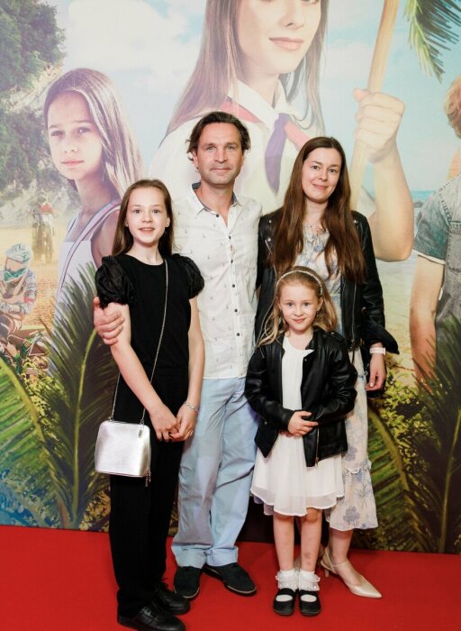 Виктор Добронравов с женой и детьми. Виктор Добронравов с женой и детьми.