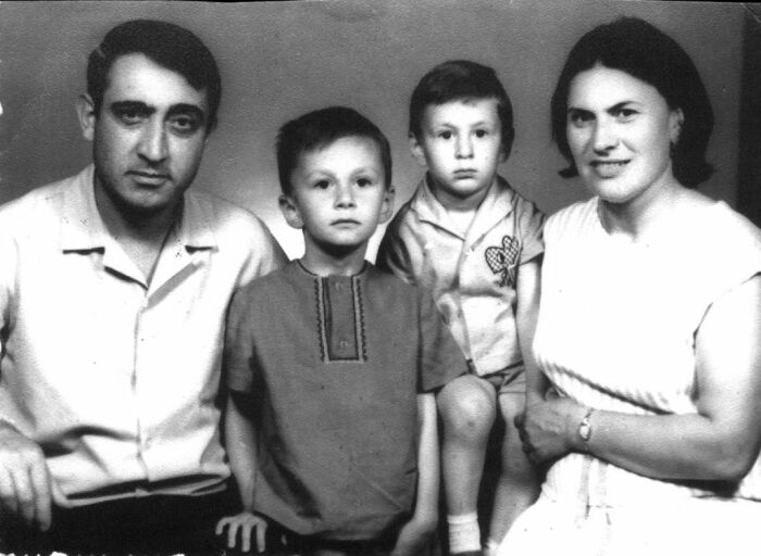 Константин и Валерий Меладзе с родителями. / Фото: rr-life.ru