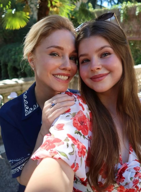 Марина Зудина отметила 60-летие в Италии вместе с дочкой.