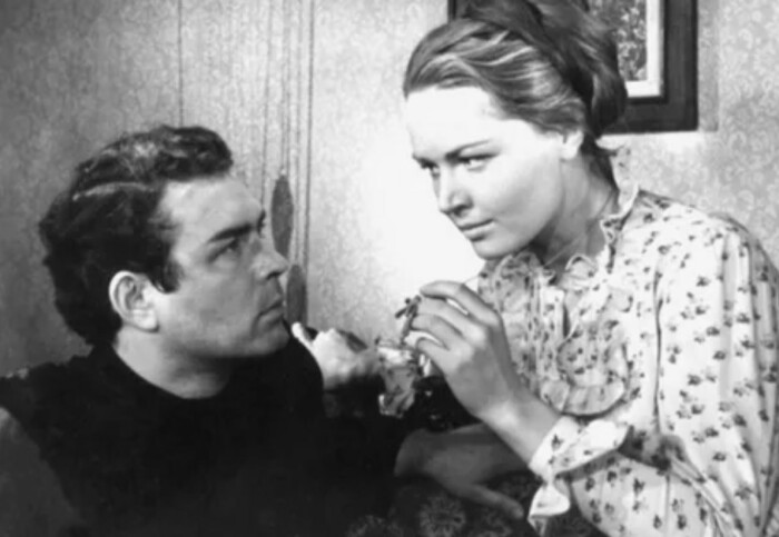 Георгий Епифанцев был влюблен в Людмилу Чурсину. Георгий Епифанцев был влюблен в Людмилу Чурсину.