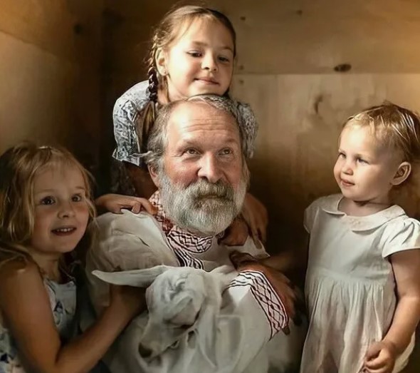 Фёдор Добронравов со своими внучками. Фёдор Добронравов со своими внучками.