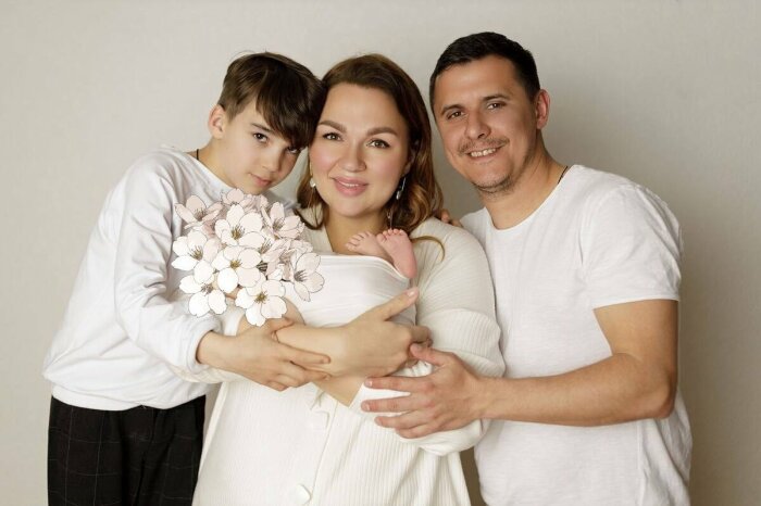 Надежда Ангарская с семьей. Надежда Ангарская с семьей.