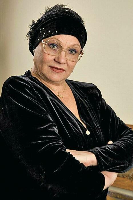 Нина Русланова сменила 5 детских домов. / Фото: poembook.ru