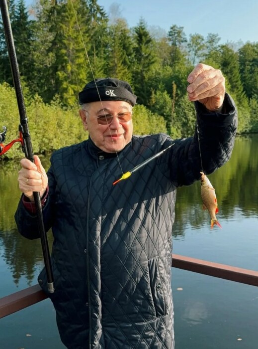Евгений Петросян свои 80 лет отметил на рыбалке. Евгений Петросян свои 80 лет отметил на рыбалке.